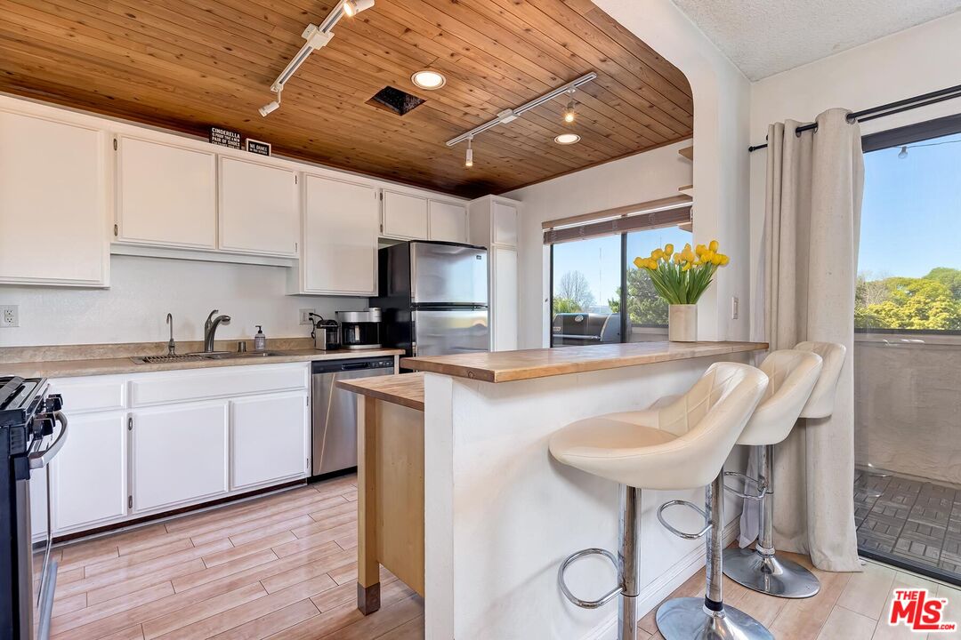 5805 Whitsett Ave Unit: 206