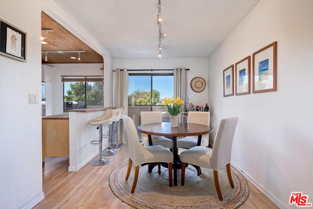 5805 Whitsett Ave Unit: 206