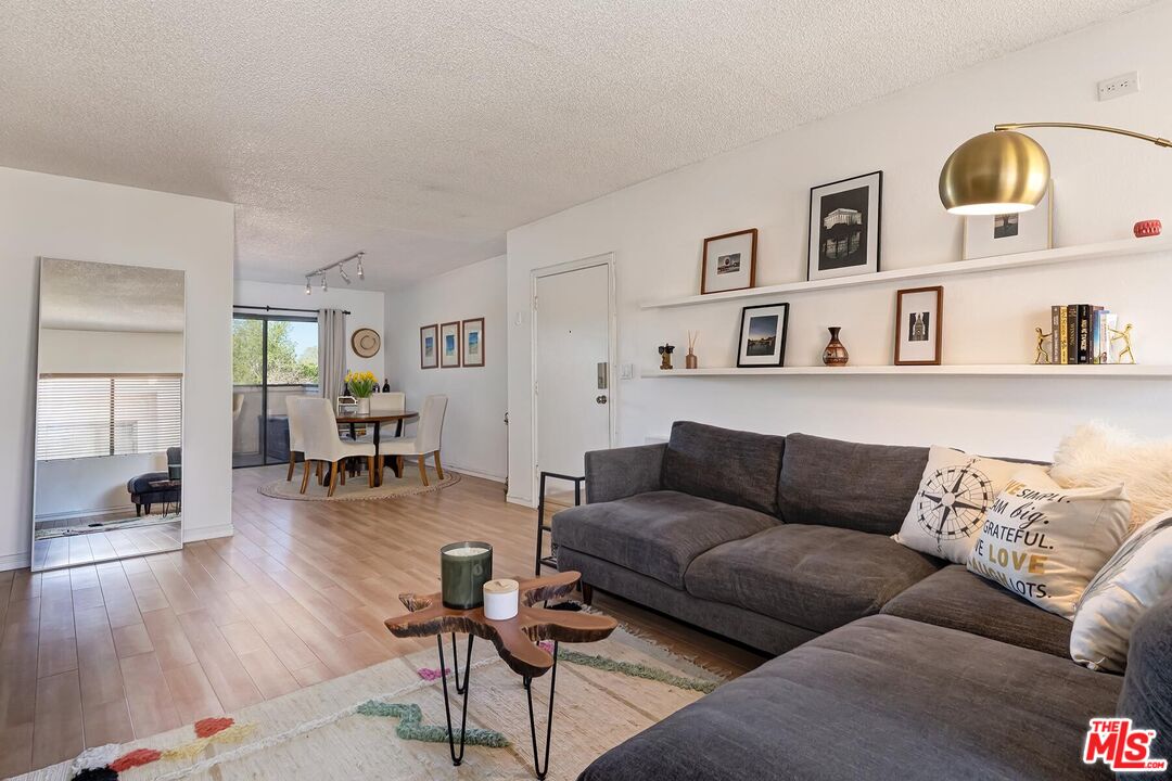 5805 Whitsett Ave Unit: 206