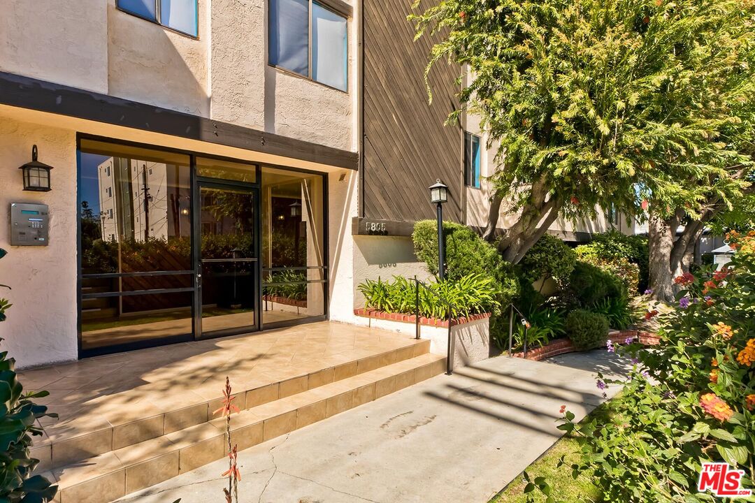 5805 Whitsett Ave Unit: 206