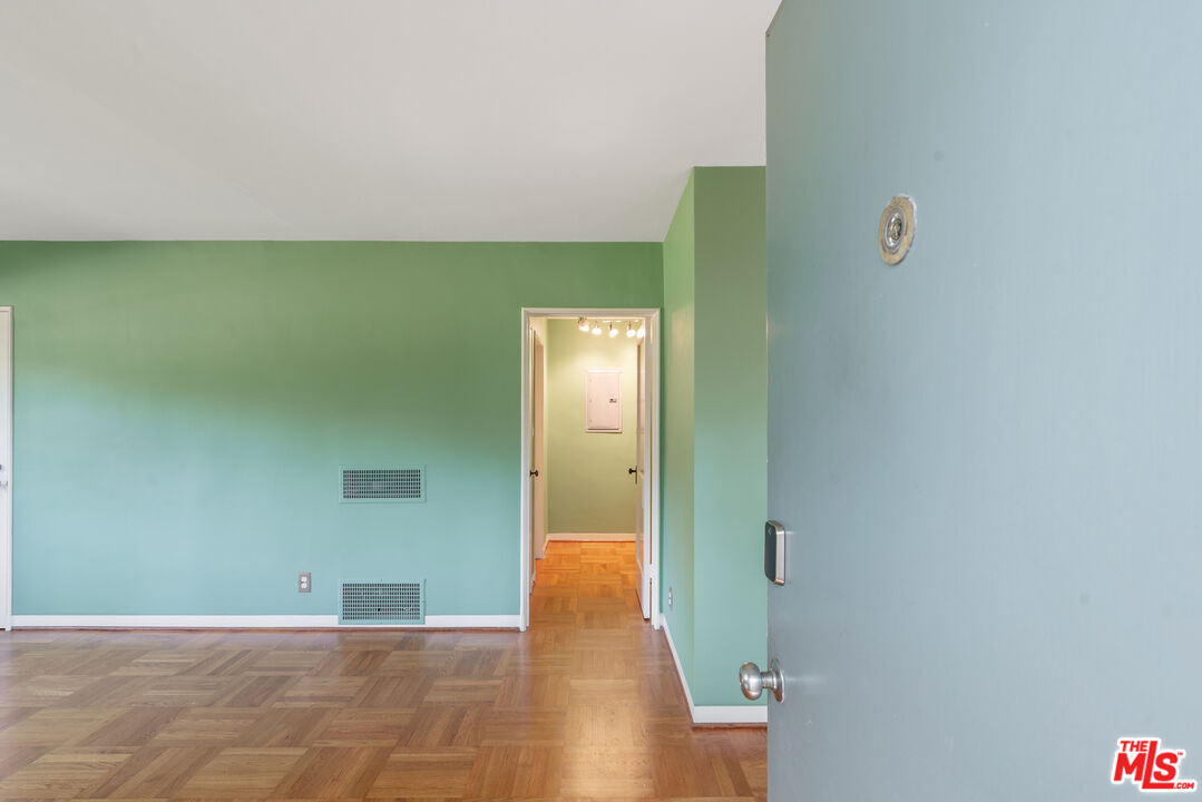 5116 Village Grn