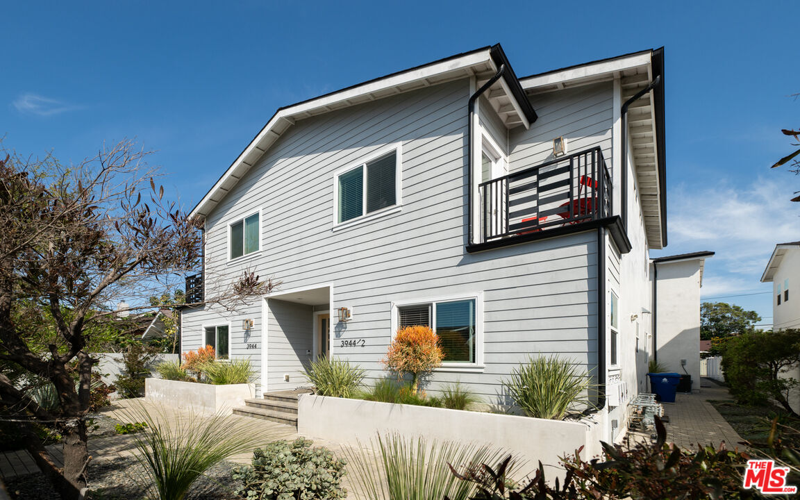 3944 S Budlong Ave