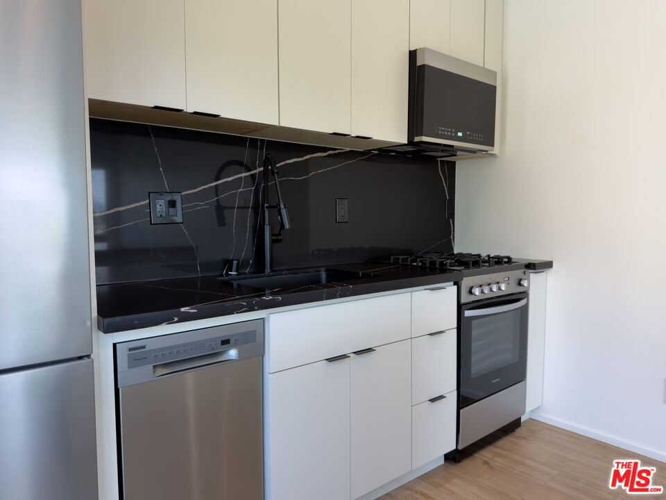 845 N La Fayette Park Pl