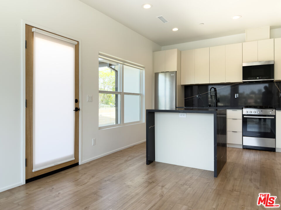 845 N La Fayette Park Pl