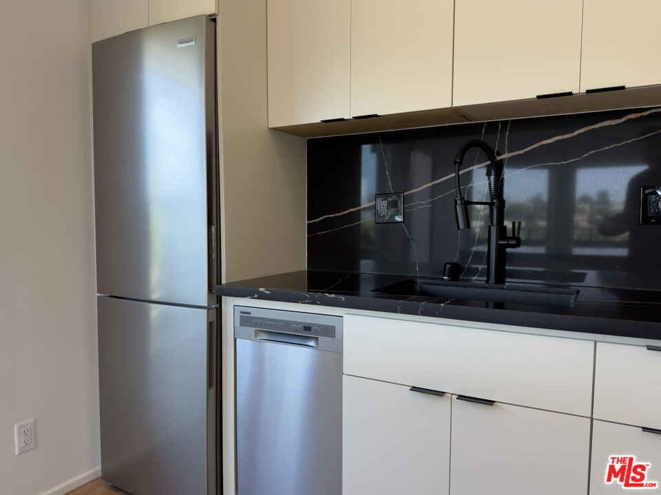 845 N La Fayette Park Pl