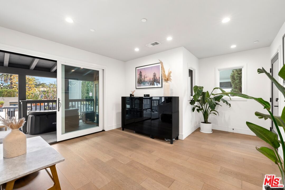 637 Santa Clara