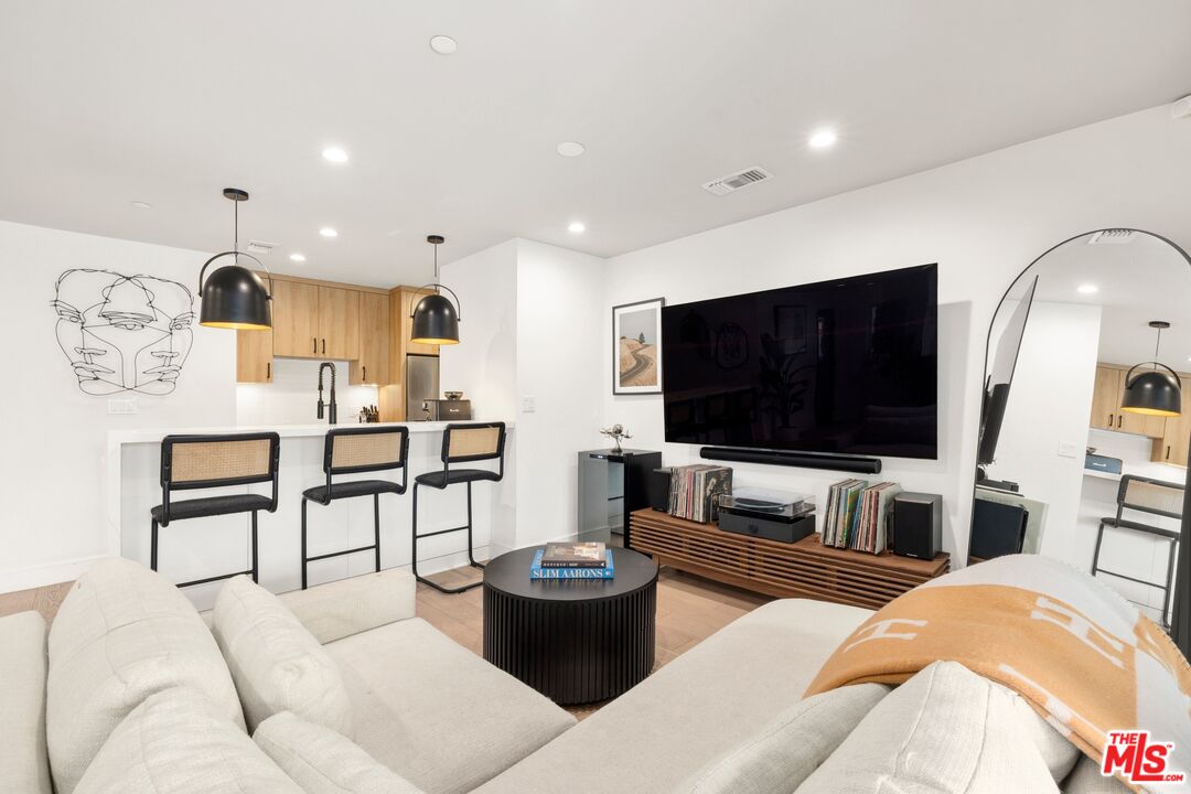 637 Santa Clara