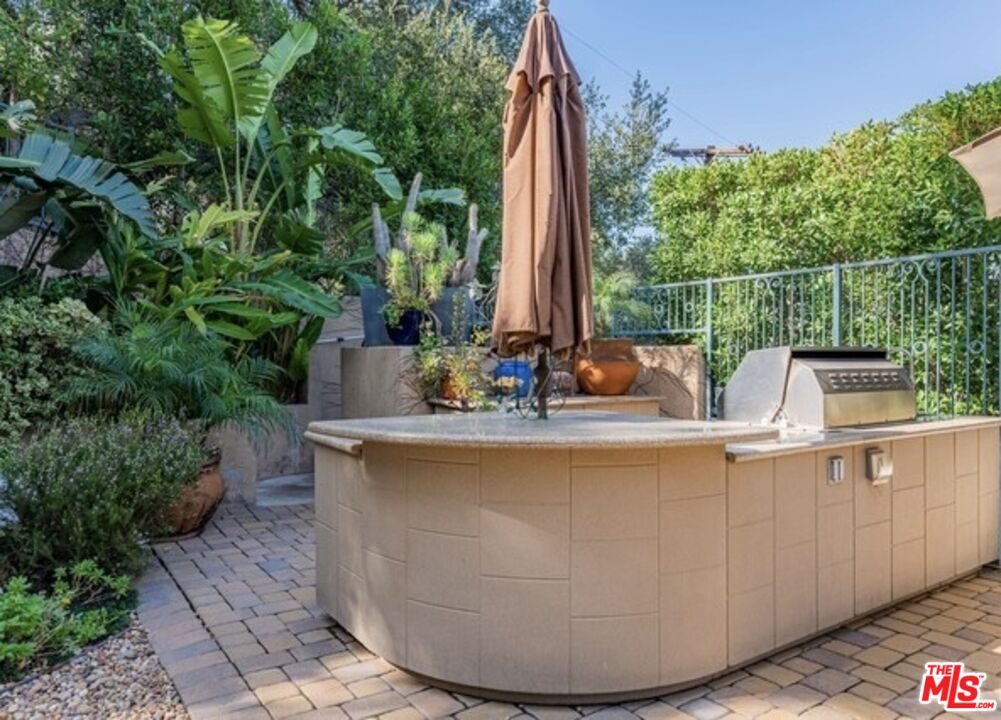 3110 Benedict Canyon Dr