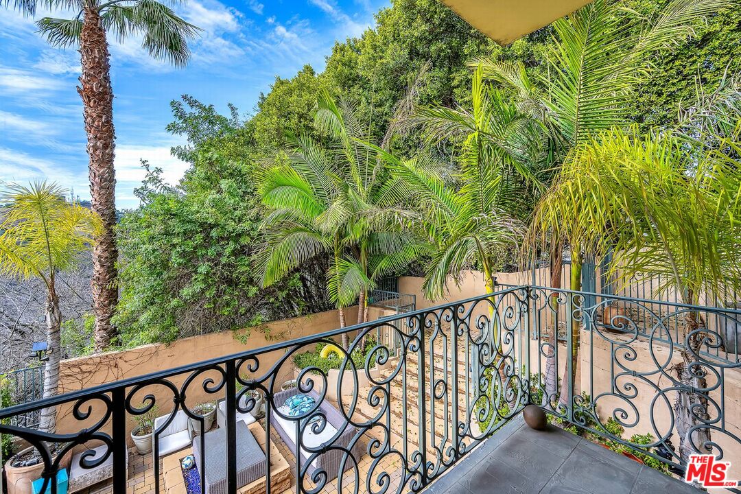 3110 Benedict Canyon Dr