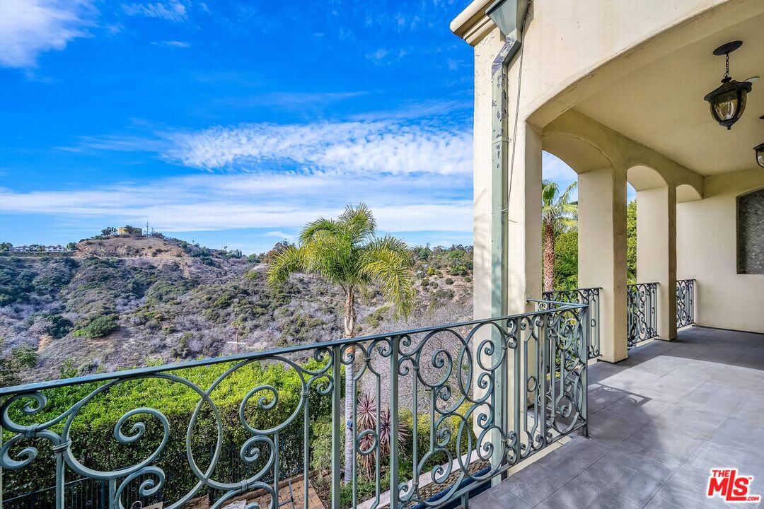 3110 Benedict Canyon Dr