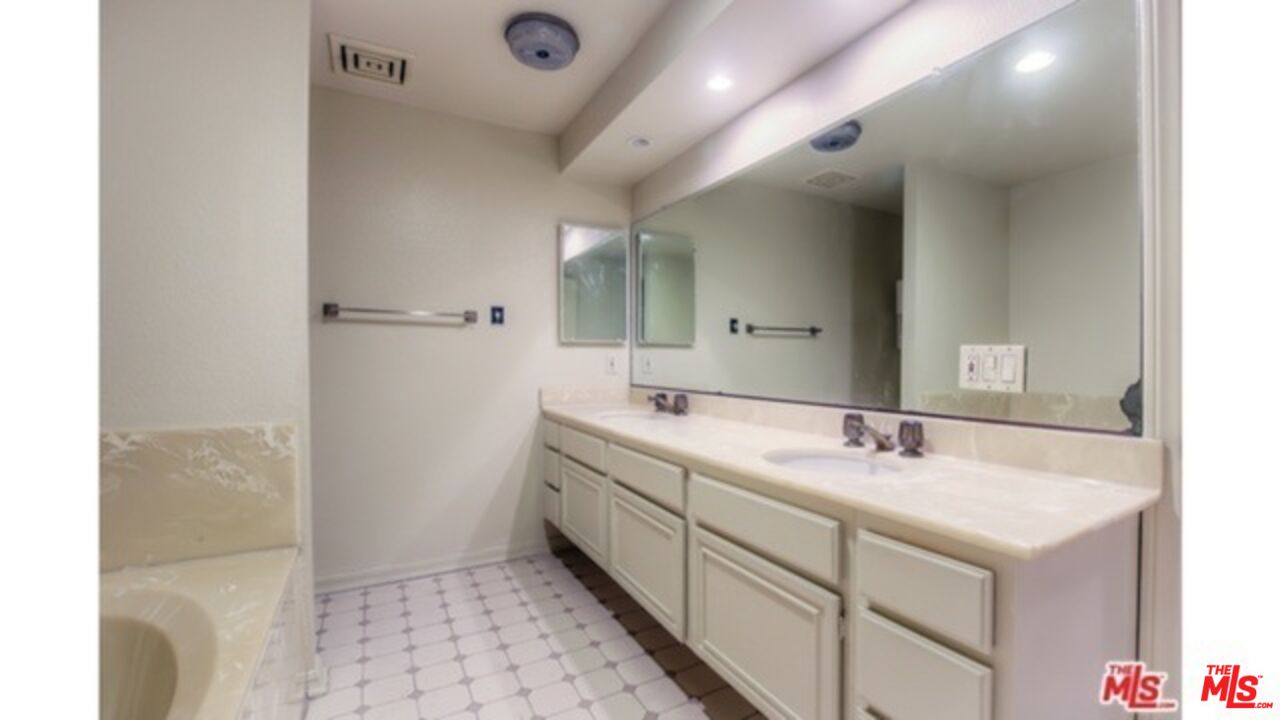 1854 S Beverly Glen Blvd Unit: 101