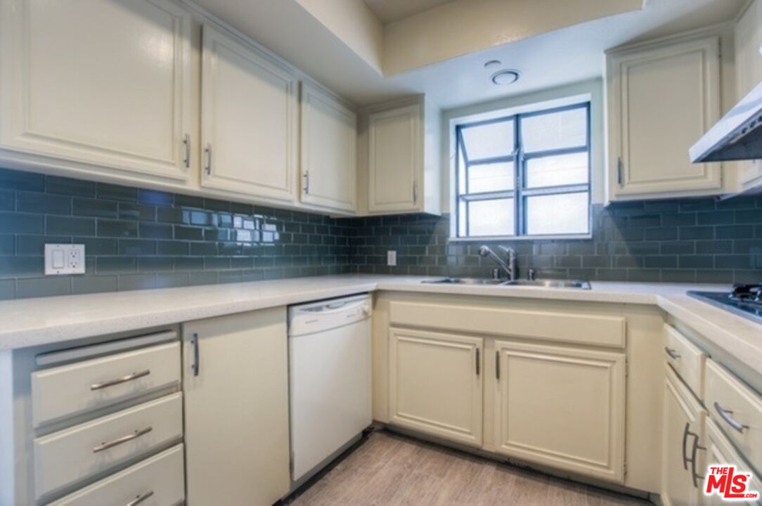 1854 S Beverly Glen Blvd Unit: 101
