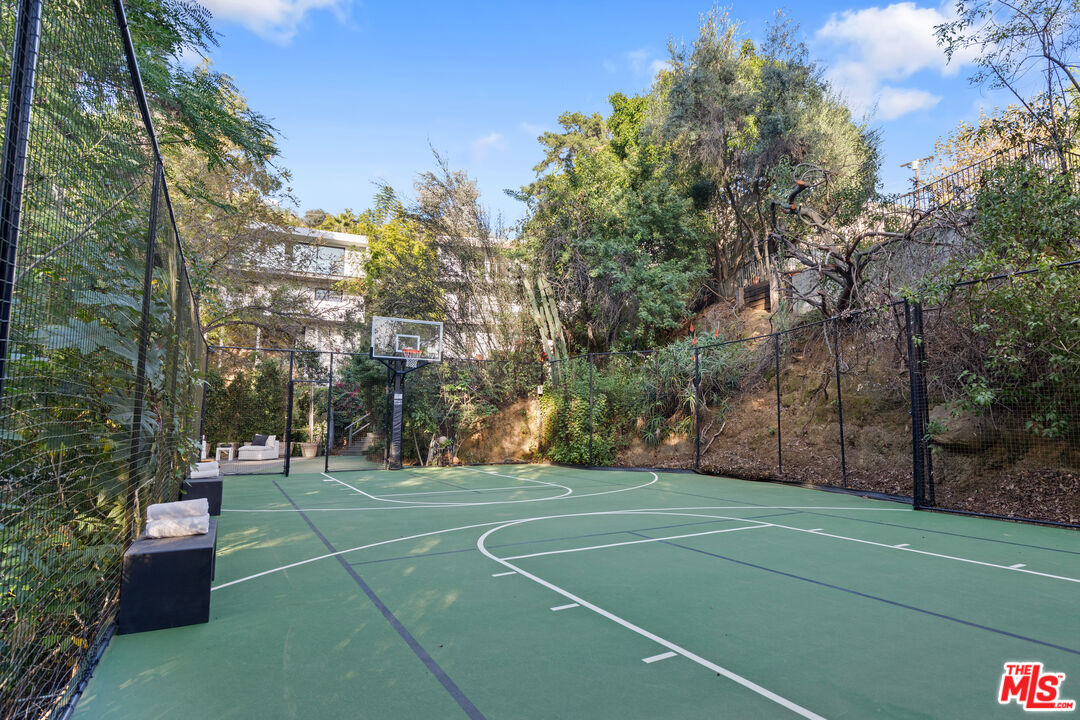 2753 La Cuesta Dr