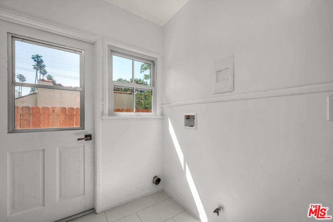 1091 Palm Ter
