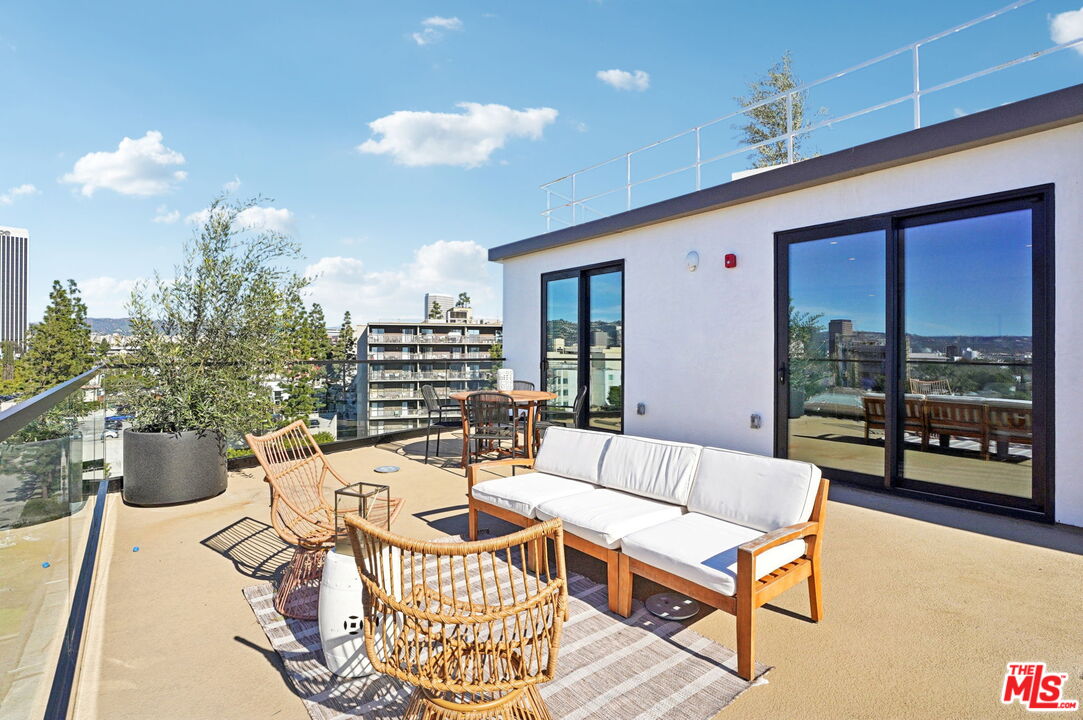 1110 S Spaulding Ave Unit: 102