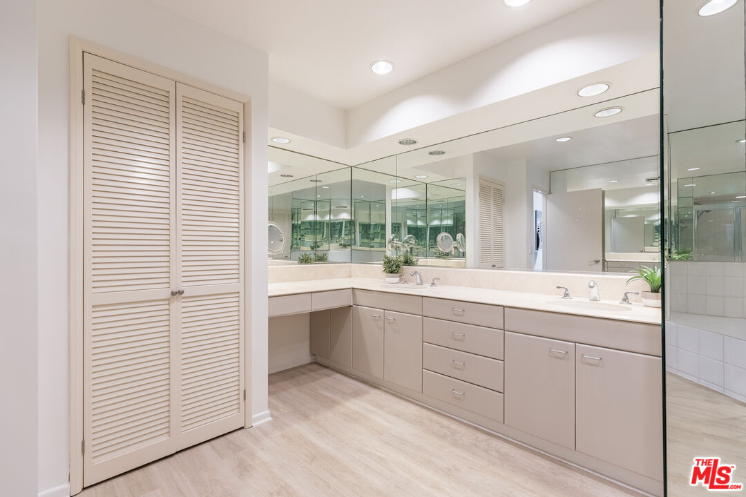 121 S Palm Dr Unit: 401