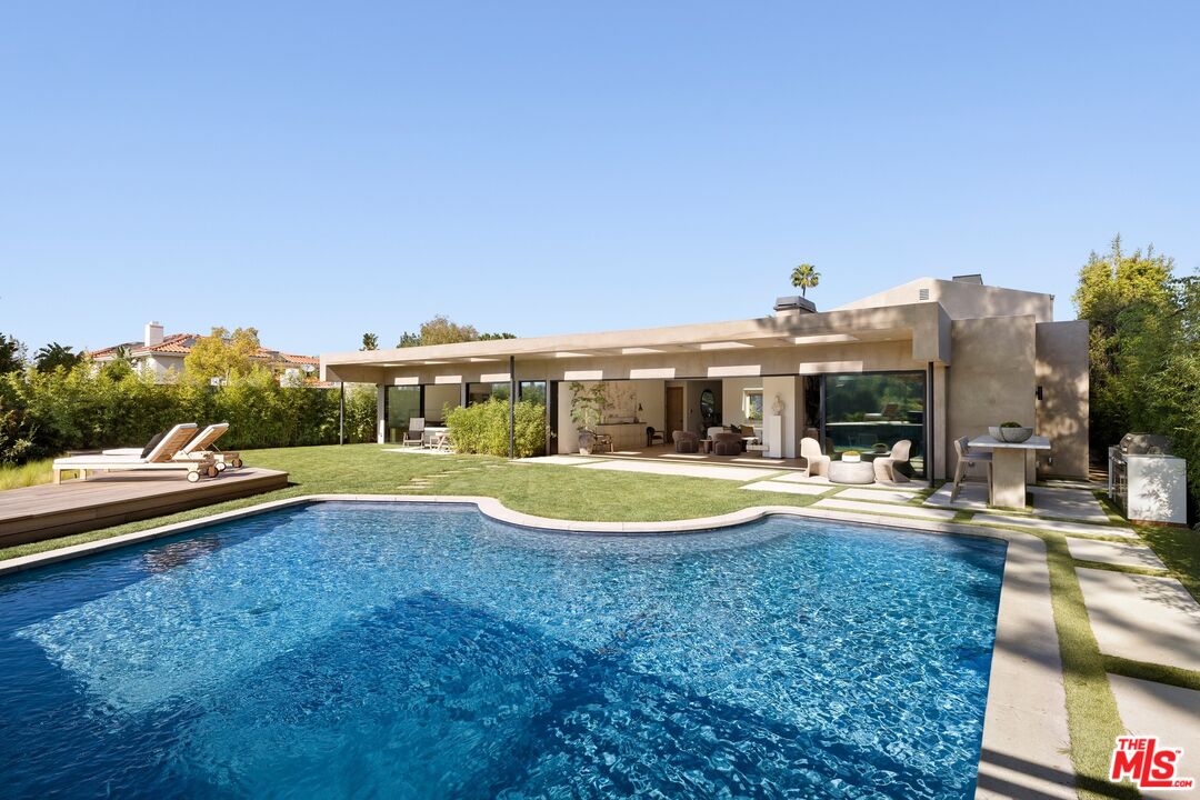 3565 Crownridge Dr