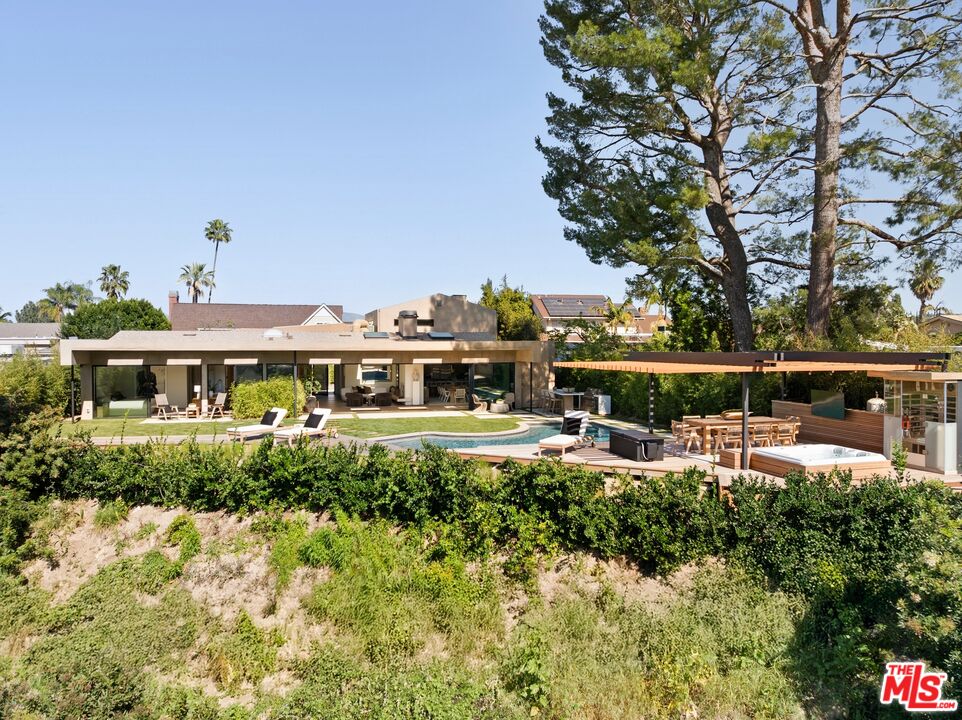 3565 Crownridge Dr
