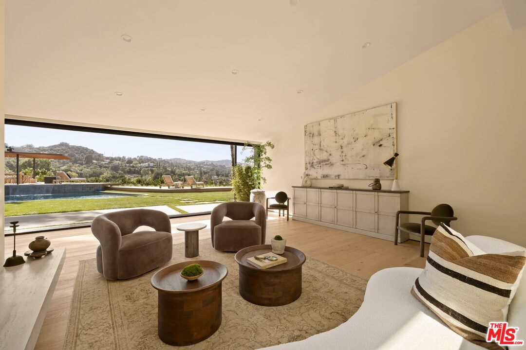 3565 Crownridge Dr