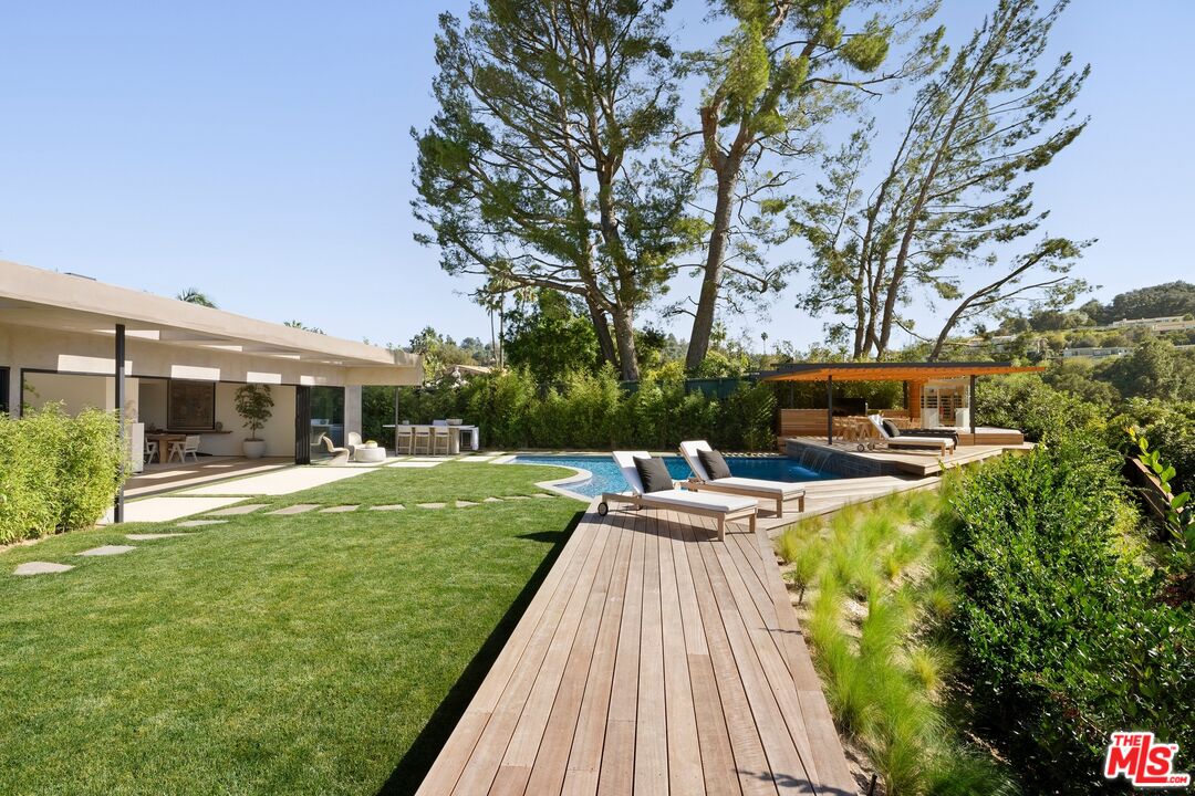3565 Crownridge Dr