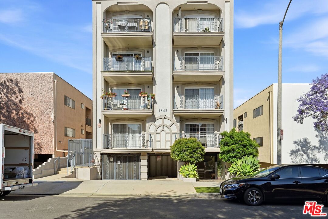 1842 Greenfield Ave Unit: 102