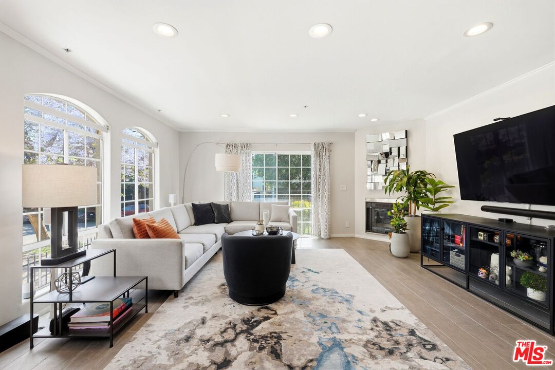 1842 Greenfield Ave Unit: 102