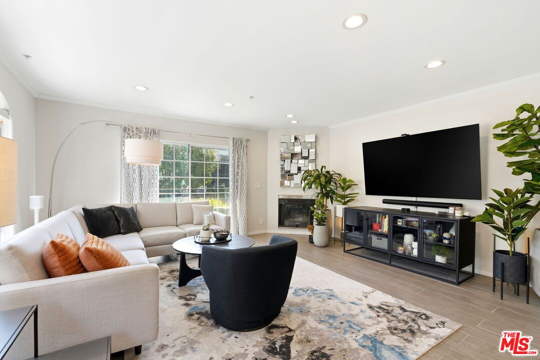 1842 Greenfield Ave Unit: 102