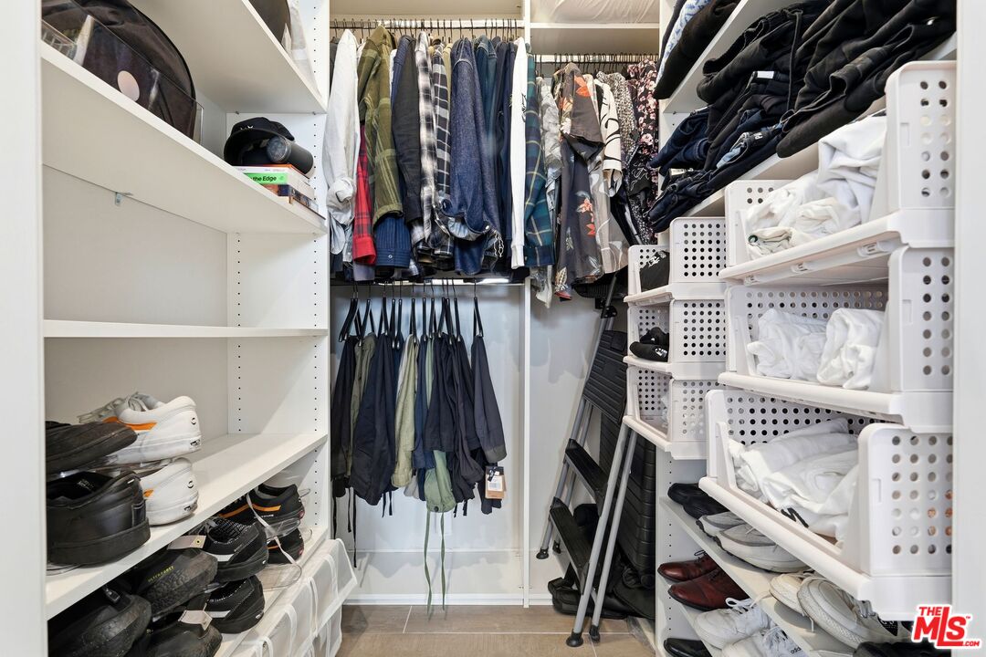 1842 Greenfield Ave Unit: 102