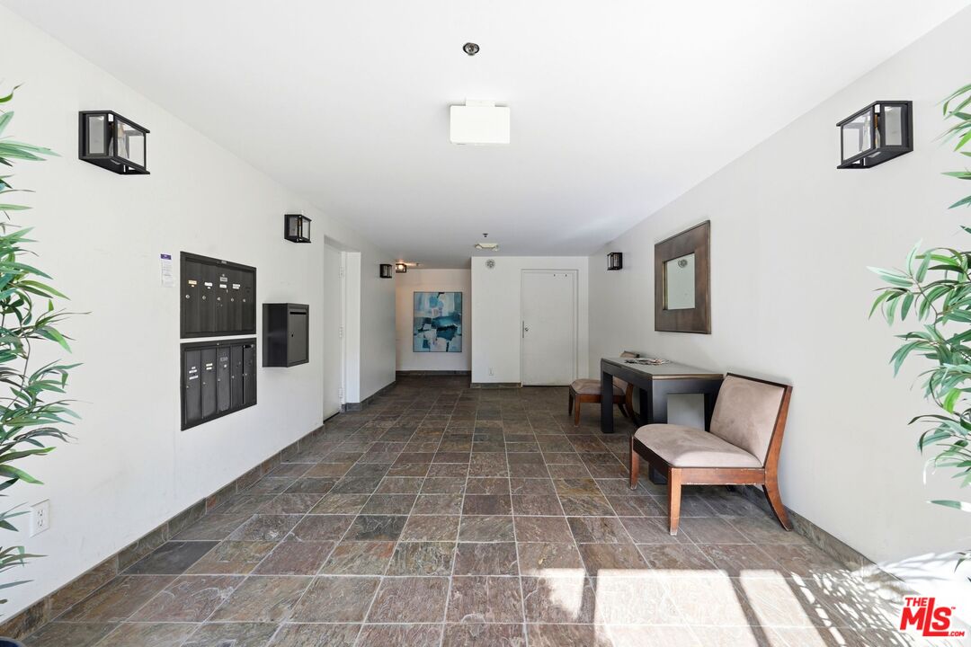 1842 Greenfield Ave Unit: 102