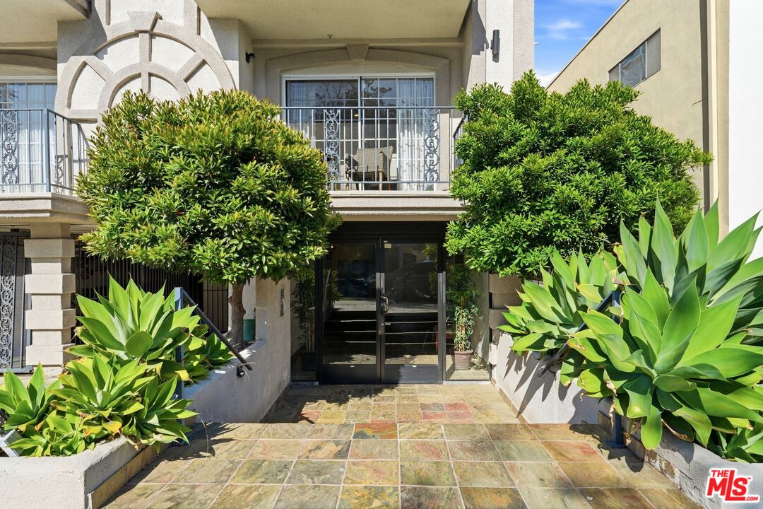 1842 Greenfield Ave Unit: 102