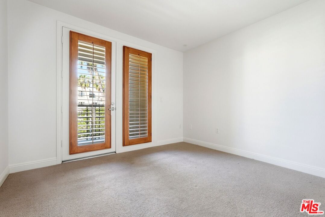 5831 Seawalk Dr Unit: 216