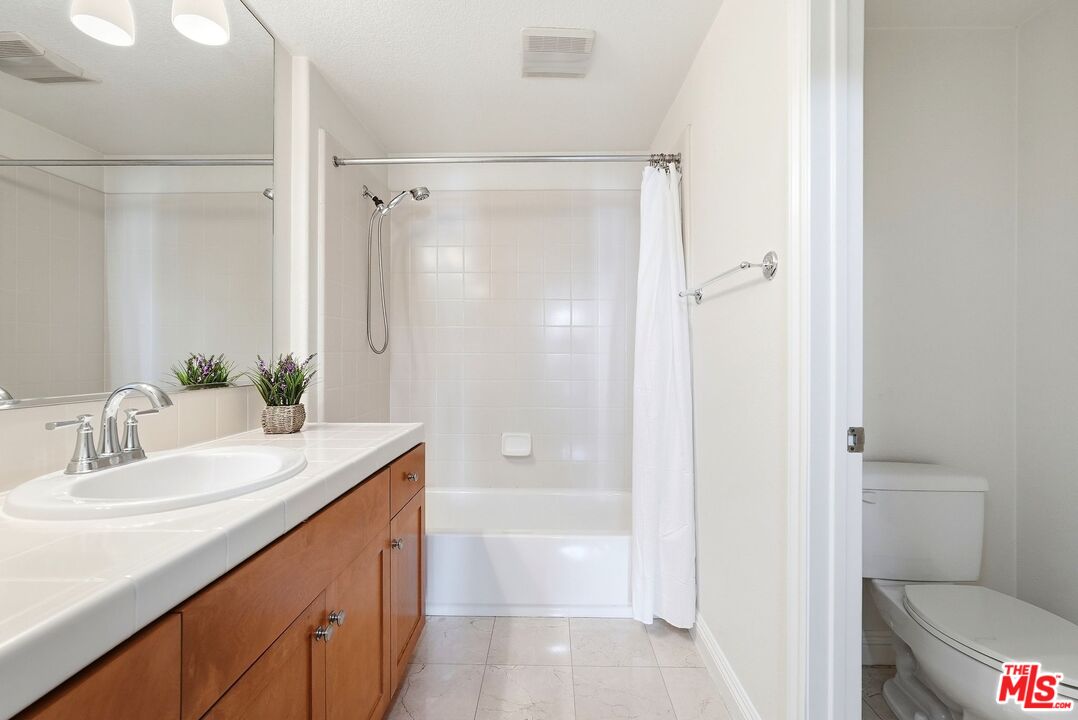 5831 Seawalk Dr Unit: 216