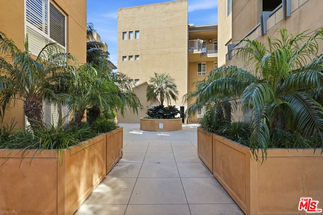 5831 Seawalk Dr Unit: 216