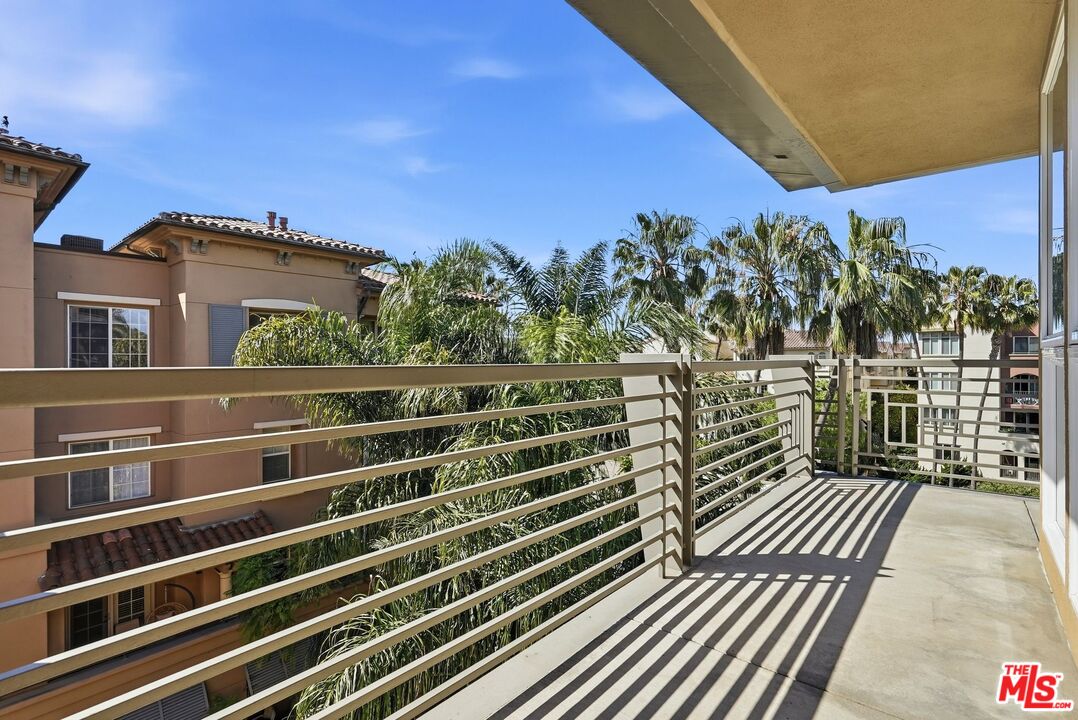 5831 Seawalk Dr Unit: 216