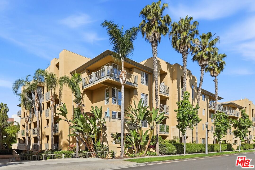 5831 Seawalk Dr Unit: 216