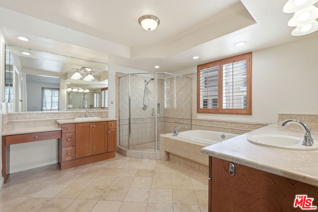 5831 Seawalk Dr Unit: 216