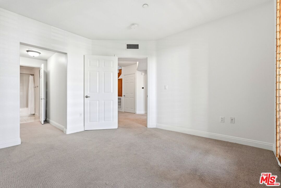 5831 Seawalk Dr Unit: 216