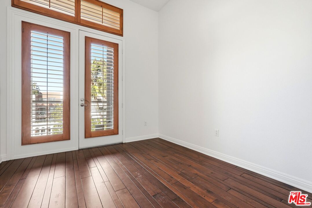 5831 Seawalk Dr Unit: 216