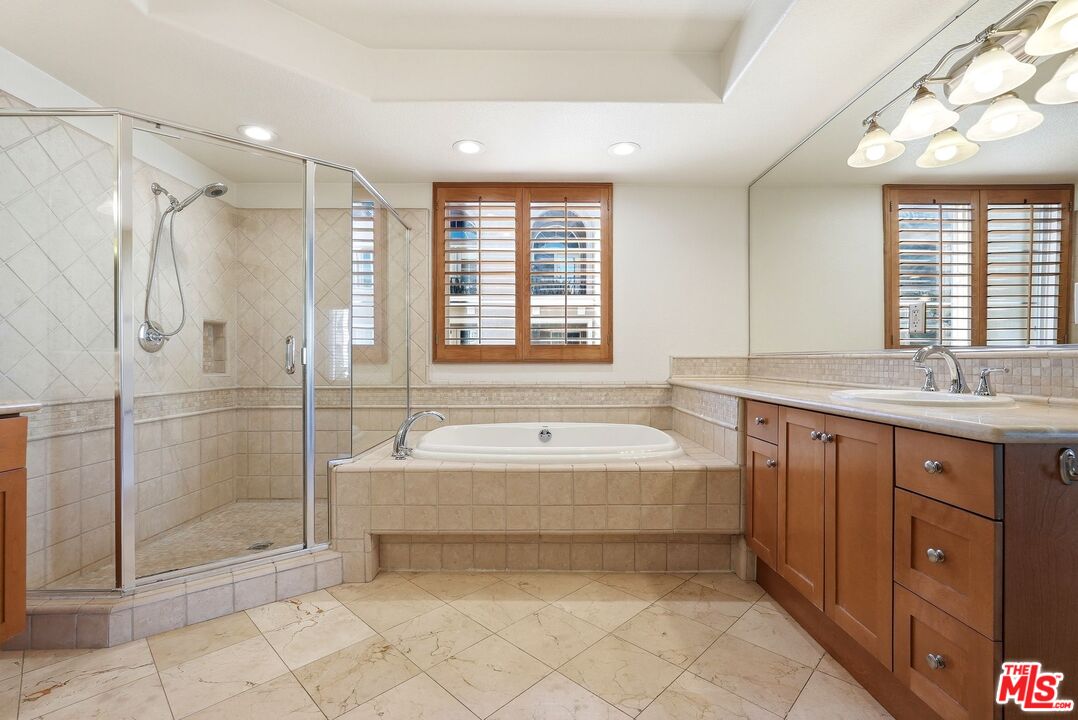 5831 Seawalk Dr Unit: 216