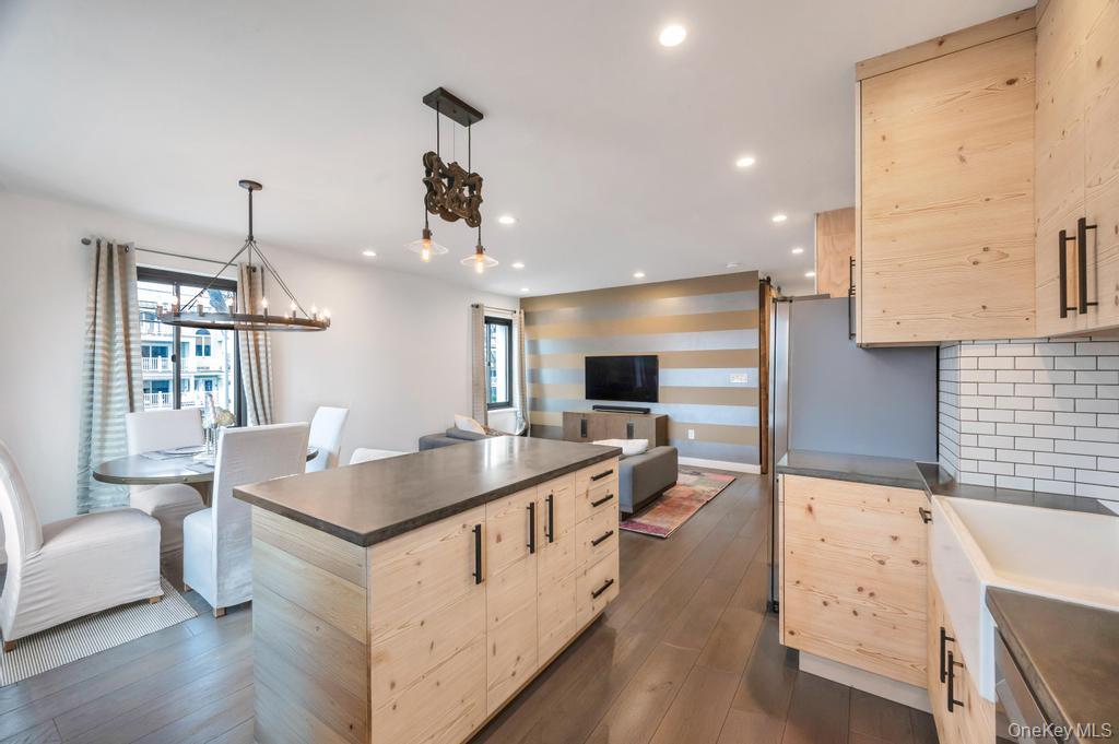 100 W Broadway Unit: 2Bb