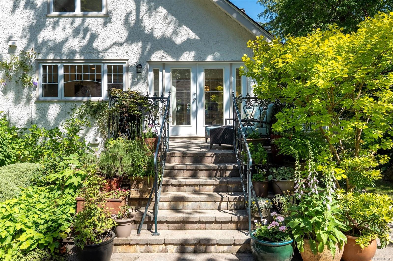 688 Falkland Rd
