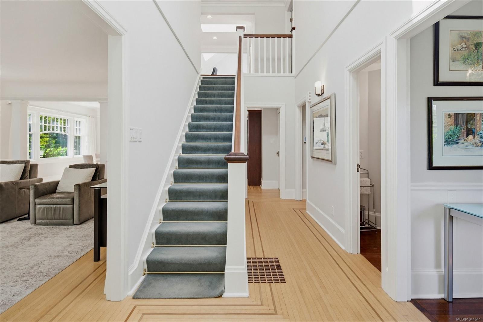 688 Falkland Rd
