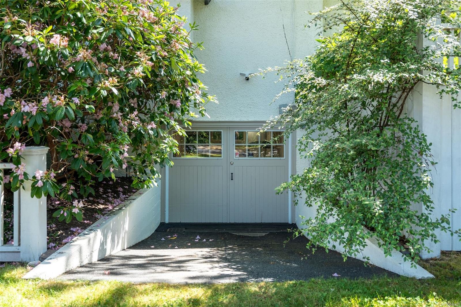 688 Falkland Rd