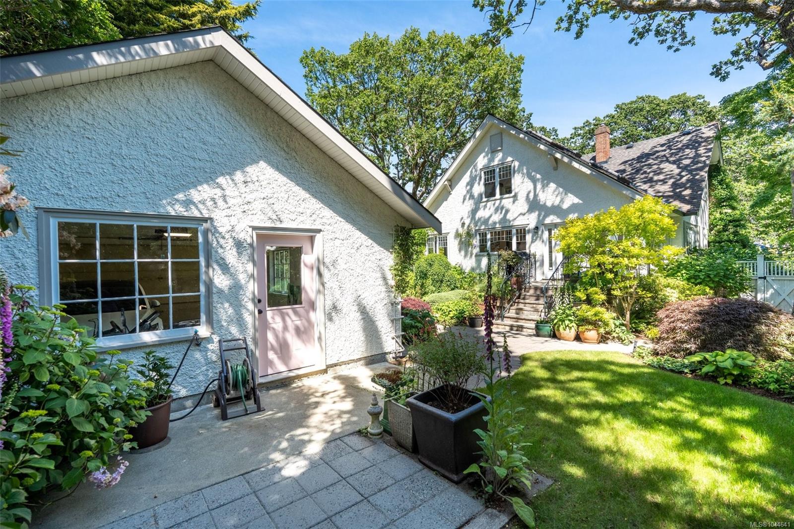688 Falkland Rd