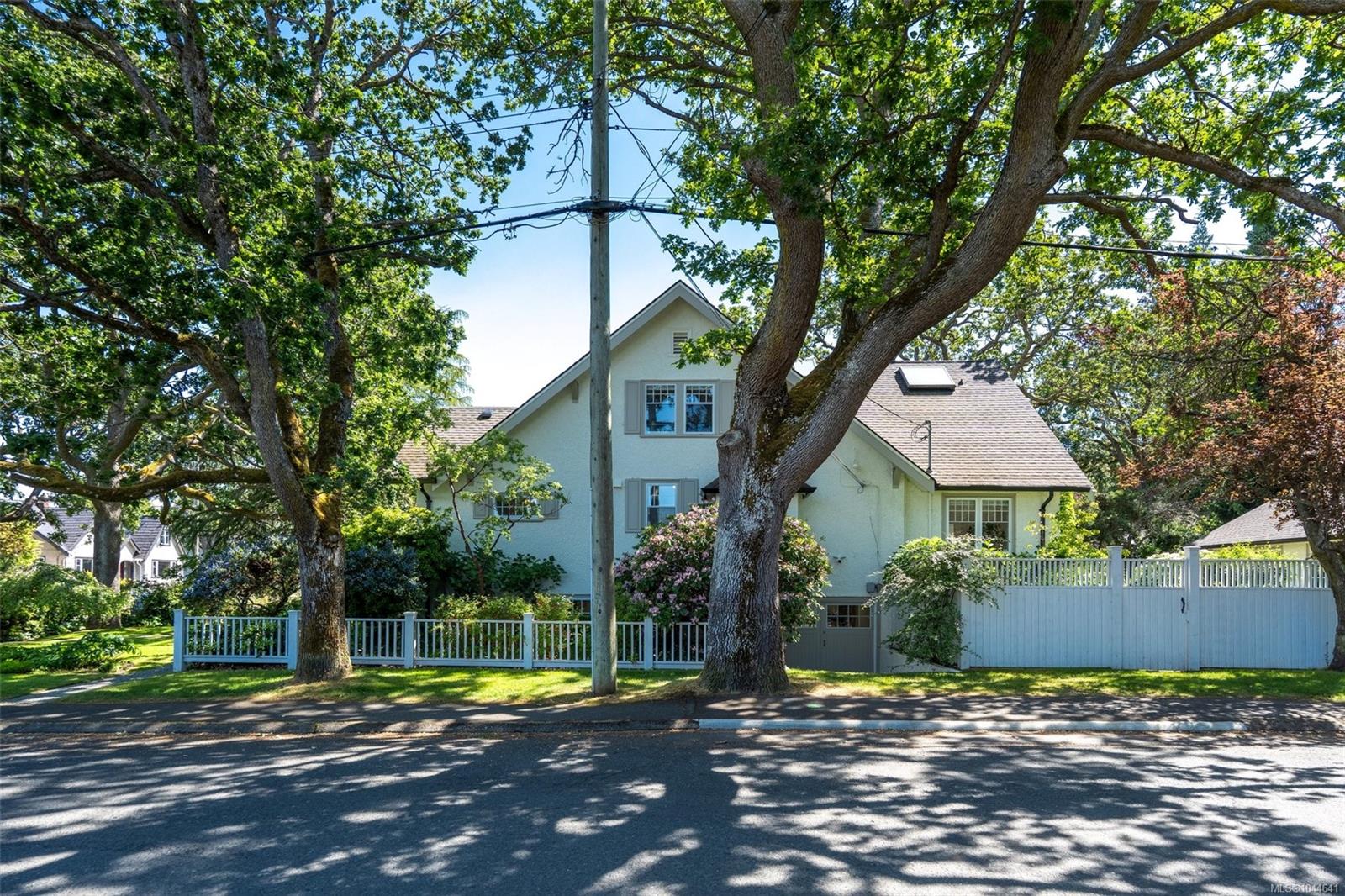 688 Falkland Rd