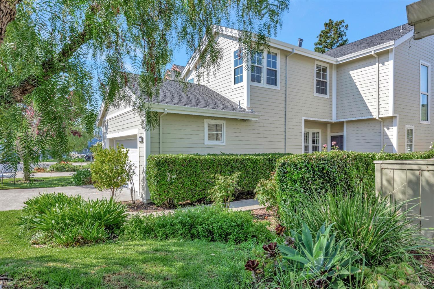 8 Lagoon Court