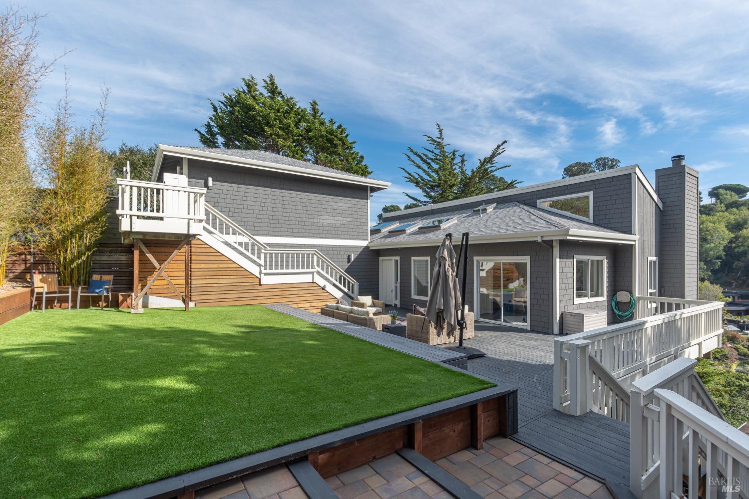 907 Alturas Way