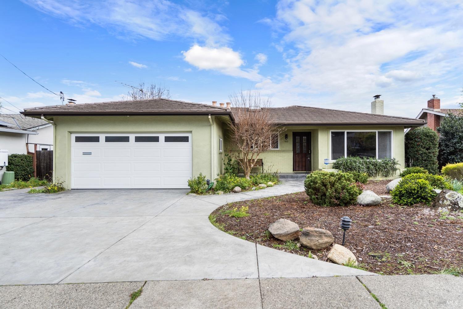 563 Tamarack Dr