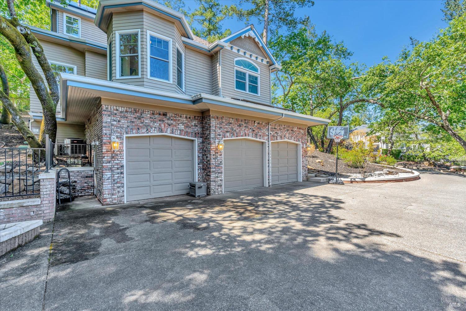 1362-1362 Manzanita Ct