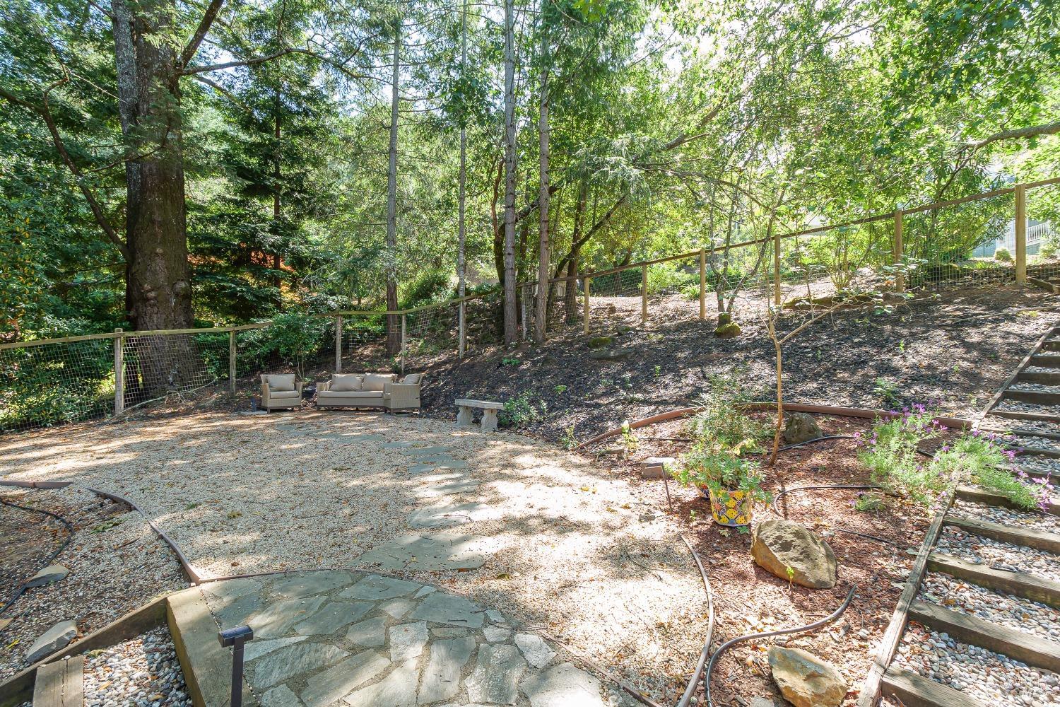 1362-1362 Manzanita Ct